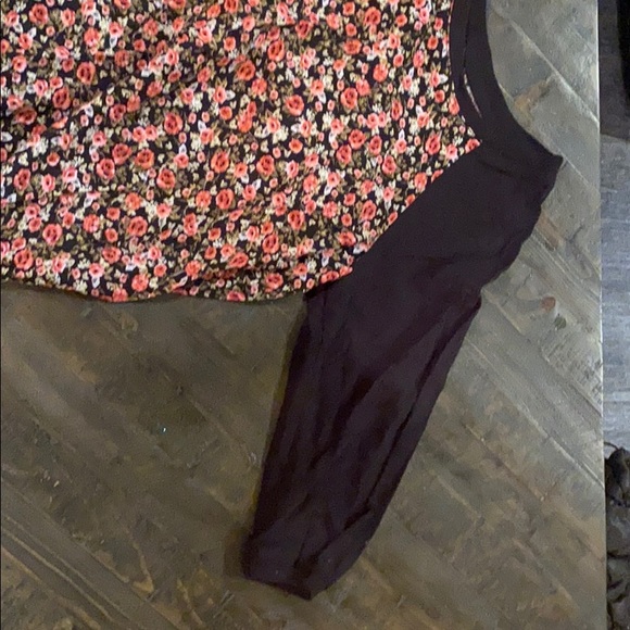 3 Quarter Sleeve Floral Garage Top - Picture 2 of 3